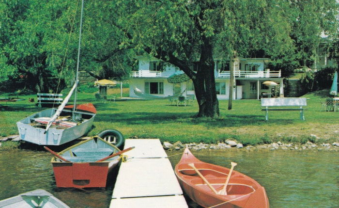 Bauer Motel - Old Postcard (newer photo)